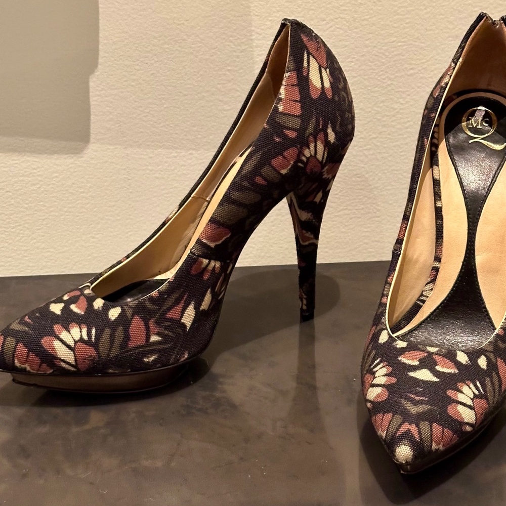 Alexander McQueen tribal print canvas pumps. size 7